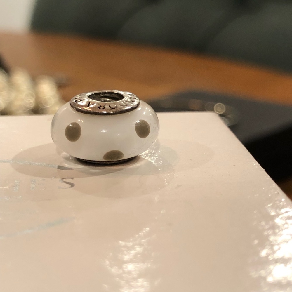 Pandora glass bead (white)